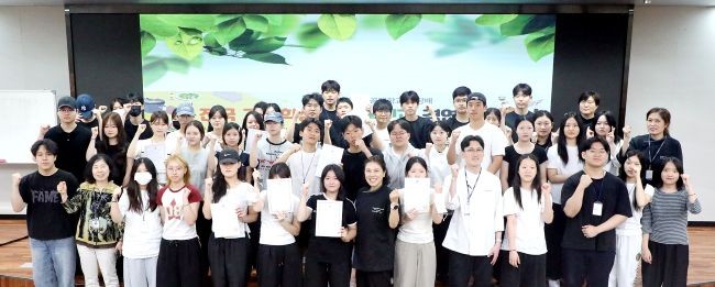 제6회 전국 고교생 요리·제과 경진대회를 마치고 참석 학생들이 교수진과 기념사진을 촬영하고 있다. ⓒ 영남이공대학교