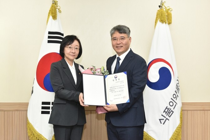 (좌측부터) 오유경 식품의약품안전처장, 구성욱 의료기기위원회 신임 위원장. © 강남세브란스병원