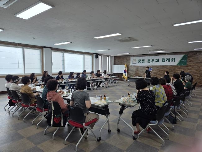 대구 수성구가 지난 7월 중동 행정복지센터에서 노후 건물번호판 교체 사업 주민설명회를 열고 있다. ⓒ 대구 수성구