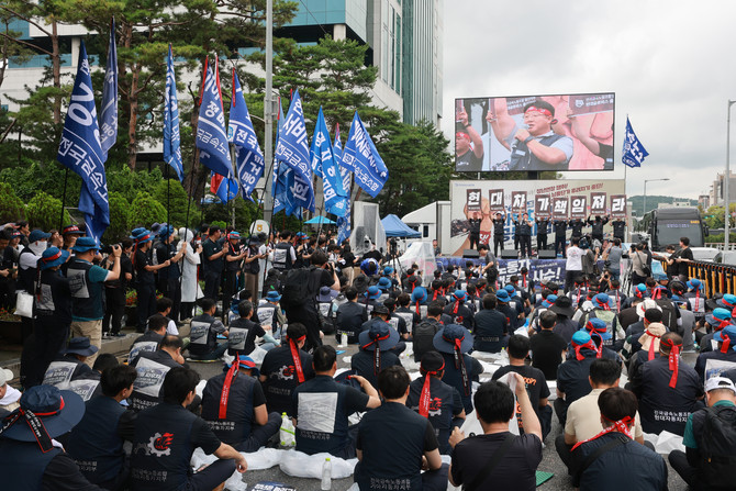 현대차 노조(금속노조 현대차지부)가 올해 임금협상 난항으로 전면 파업에 들어간 지난 8월21일 현대차 본사 앞에서 전국금속노동조합 자동차업종 조합원들이 공동파업대회를 열고 있다. ⓒ 연합뉴스