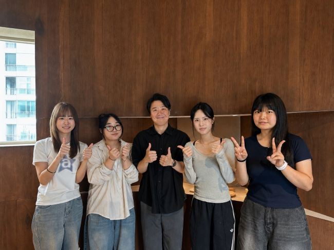 프랑스 국제 디자인 공모전에서 위너를 수상한 시각디자인과 장순규(가운데) 교수와 학생들이 기념촬영을 하고 있다. ⓒ 계명대학교