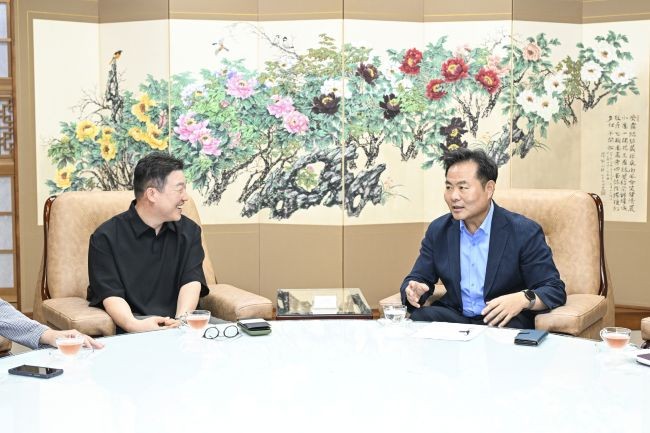김학홍 문경시장이 지난 25일 시청 접견실에서 라쿠텐 트래블 한국지사 서태석 지사장과 외국인 관광객 유입 확대와 지역 관광 활성화를 위한 협력 방향을 논의했다. ⓒ 문경시