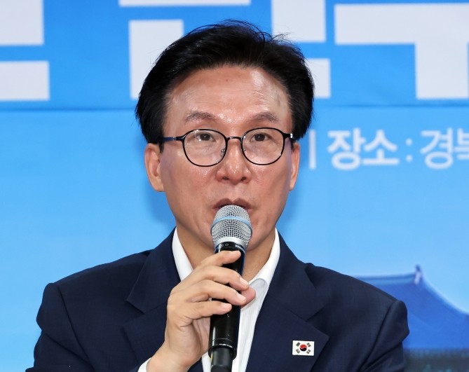 김민석 더불어민주당 대표가 26일 경북 안동시 민주당 경북도당 사무실에서 열린 최고위원회의에서 발언하고 있다. ⓒ 연합뉴스