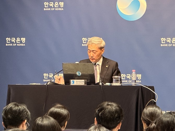 신현송 한국은행 총재가 27일 기준금리 결정 직후 연린 기자간담회에서 기자의 질문을 적고 있다. © 프라임경제
