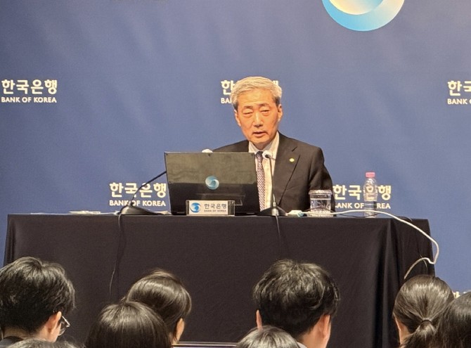 신현송 한국은행 총재가 27일 기준금리 결정 직후 연린 기자간담회에서 질의에 답하고 있다. © 프라임경제