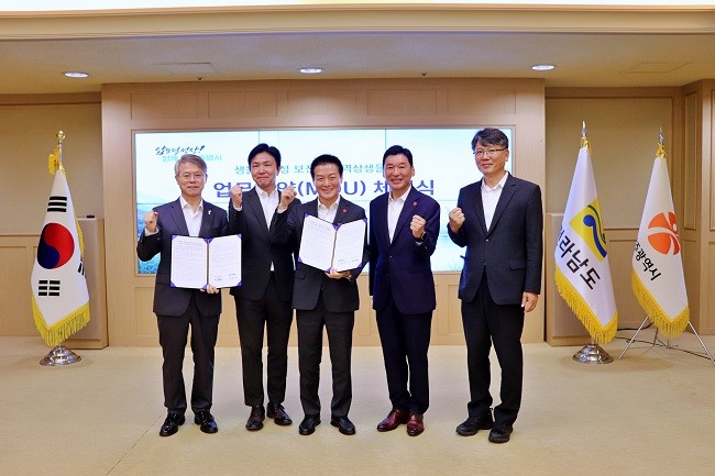 신세계백화점은 광27일 전남광주통합특별시 광주청사 비즈니스룸에서 박주형 ㈜신세계 대표이사와 민형배 전남광주통합특별시장 등이 참석한 가운데 '생물다양성 보전과 지역상생을 위한 업무협약'을 체결했다. Ⓒ 광주신세계