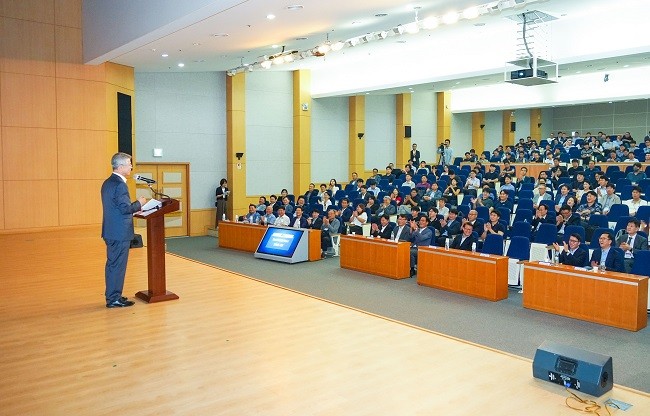 민형배 전남광주통합특별시장이 27일 광산구 하남산단 광주제2캠퍼스에서 열린 대·중소 상생형 스마트공장 킥오프에 참석해 축사를 하고 있다. Ⓒ 전남광주통합특별시