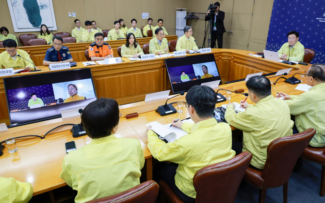 이 대통령은 네팔 홍수 사고와 관련해 "가용한 자원을 총동원 하라"고 지시했다. ⓒ 연합뉴스