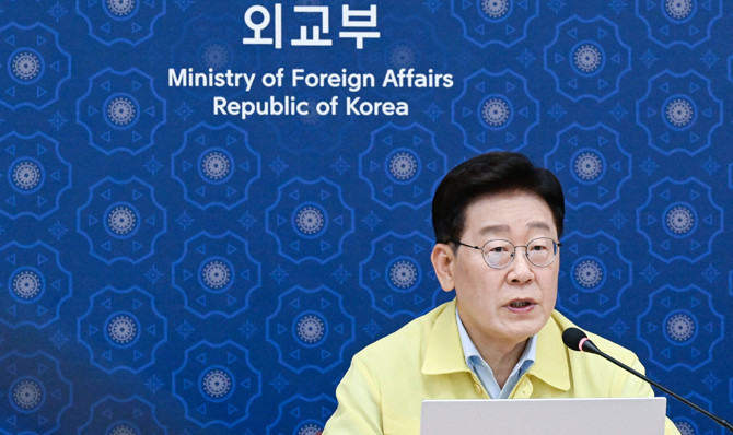 이 대통령은 네팔 홍수 사고에 27일 오후 예정된 수석보좌관회의를 취소하고 '네팔 홍수 관련 우리 국민 피해 상황 대응 긴급회의'를 외교부에서 주재했다. ⓒ 연합뉴스