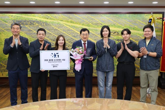 주낙영 경주시장과 홍보담당관 직원들이 28일 시장실에서 '2026 글로벌 도시브랜드 대상' 국가대표 도시매력도 부문 대상 수상을 기념해 기념촬영을 하고 있다. ⓒ 경주시