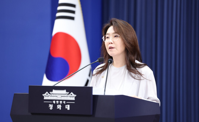 강유정 수석대변인이 28일 청와대 춘추관 브리핑룸에서 대법관 후보자 관련 브리핑을 하고 있다. ⓒ 연합뉴스