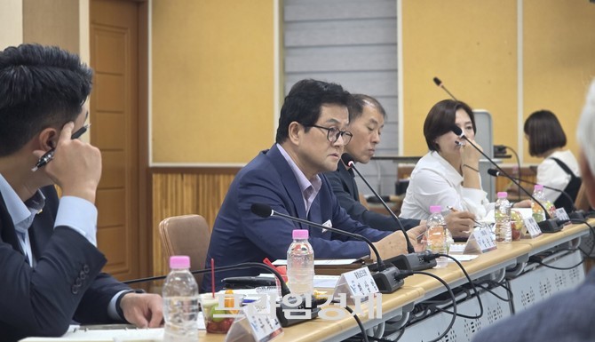 엄승용 보령시장이 28일 대천2동 행정복지센터에서 열린 '주민과 함께 여는 소통의 장'에서 주민들의 현안 질의에 답변하고 있다. = 오영태 기자