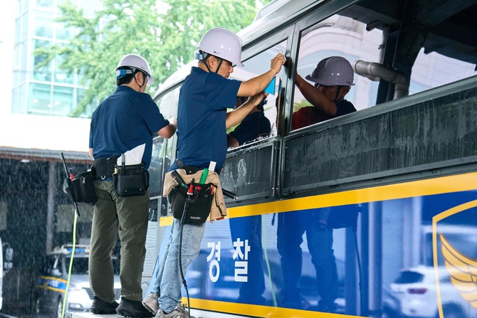 나노 쿨링 필름은 태양열을 일부 반사하는 기존 틴팅 필름의 역할에 더해 차량 내부의 적외선을 밖으로 방사하는 기능까지 추가로 갖춘 필름으로, 현대차그룹이 세계 최초로 개발한 첨단 소재다. ⓒ 현대자동차그룹