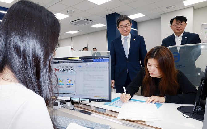 이억원 금융위원장이 2일 서울 종로구 중소기업은행 광화문지점에 방문해 소상공인 특화 신용평가(SCB) 은행권 시범운영 상황을 살펴보고, 현장 정책 수요자와 관계기관 의견을 청취했다. ⓒ 금융위원회