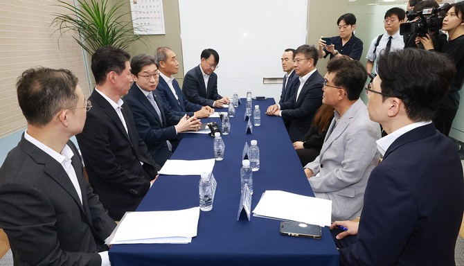 이억원 금융위원장이 소상공인 특화 신용평가(SCB) 현장 정책 수요자와 회의를 하고 있다. ⓒ 금융위원회