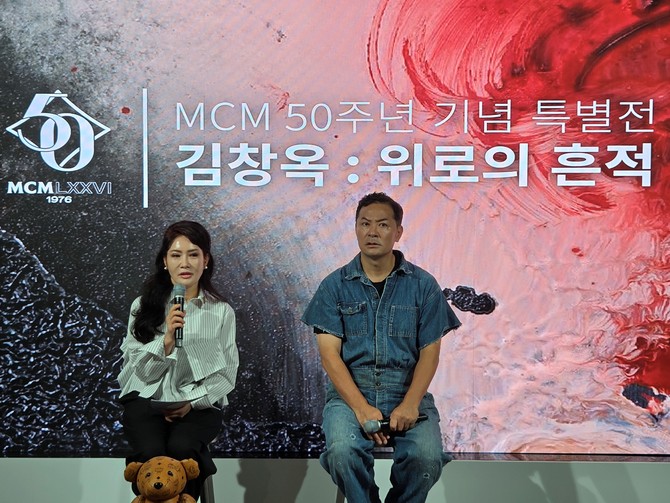 김해리 MCM 코리아 대표(왼쪽)와 김창옥 작가. = 이인영 기자