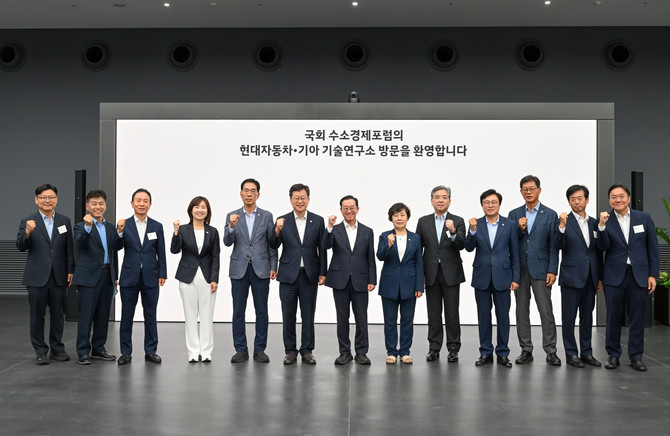 국회수소경제포럼 소속 국회의원들이 현대자동차-기아 남양기술연구소를 방문하고 기념촬영을 하고 있다. ⓒ 한국수소연합