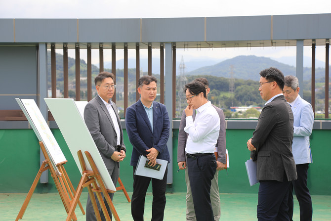 이성훈 LH 사장(가운데)이 광명시흥 공공주택지구 현장에서 사업추진현황을 보고받고 있다. Ⓒ LH