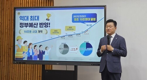 신용한 충북도지사가 2일 오전 도청에서 역대 최대 정부예산(10조원대) 반영과 관련해 기자들의 질문에 답변하고 있다. =오영태 기자