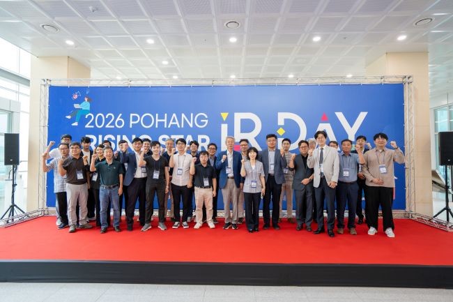 2026 포항 Rising Star IR DAY 참석자들이 파이팅을 외치며 기념촬영을 하고 있다. ⓒ 포항테크노파크