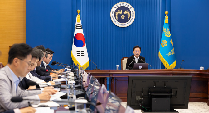 이 대통령은 3일 청와대에서 주재한 수석보좌관회의에서 국민·기초연금 제도적 문제점을 지적했다. ⓒ 청와대