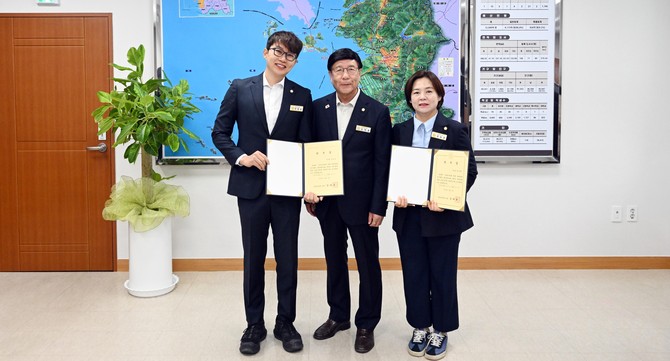 지난 2일 의회 1층 회의실에서 제1차 의원연구회 심사위원회를 개최 후 권승현 의원과 강정모 의원에게 위촉장을 수여 후 기념촬영을 하고 있다. ⓒ 의회사무국