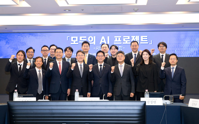 배경훈 부총리 겸 과학기술정보통신부 장관이 4일 서울 중구 한국프레스센터에서 열린 '모두의 AI 프로젝트 사업자 간담회'에서 기념촬영을 하고 있다. 앞줄 왼쪽부터 백준호 퓨리오사AI 대표, 김성훈 업스테이지 대표, 이경일 솔트룩스 대표, 박윤영 KT 대표, 배경훈 부총리, 정재헌 SK텔레콤 대표, 정신아 카카오 대표, 김지훈 SK텔레콤 본부장. ⓒ 과학기술정보통신부