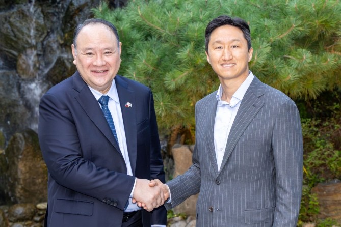 지난 7일 정기선 HD현대 회장(오른쪽)과 길베르토 테오도로 주니어 필리핀 국방장관이 만나 기념사진을 촬영하고 있다. ⓒ HD현대