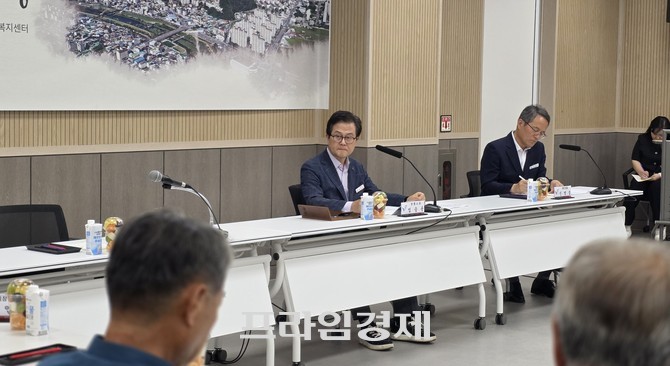 최재훈 교장은 주민과의 대화 자리에서 엄승용 보령시장이 추진하는 인재 양성 정책을 언급하고 있다. =오영태 기자