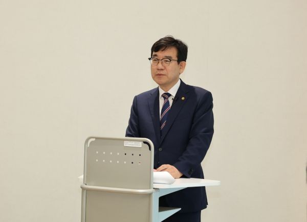 조영훈 한국로봇산업진흥원장이 대구경북인터넷기자협회 TK100포럼에서 대구의 제조업 기반을 로봇산업과 연계해 새로운 성장동력을 마련해야 한다고 강조하고 있다. ⓒ 대구경북인터넷기자협회