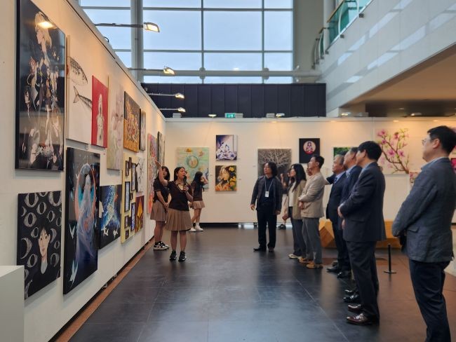 지난해 실시한 포항예술고등학교 미술 작품전에서 포항예술고 학생들이 직접 작품을 설명하고 있다. ⓒ 경북문화관광공사