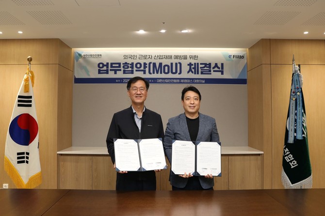 지난 8일 이정수 플리토 대표(오른쪽)와 임무송 대한산업안전협회 회장(왼쪽)이 업무협약을 체결한 후 기념 사진을 촬영하고 있다. ⓒ 플리토