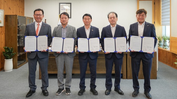 지난 8일 서천교육지원청, 장항공업고등학교, 서천군기업인협의회, 장항국가산업단지 경영자협의회와 장항공고 마이스터고 전환 지원을 위한 업무협약을 체결 후 기념촬영을 하고 있다. ⓒ 서천군