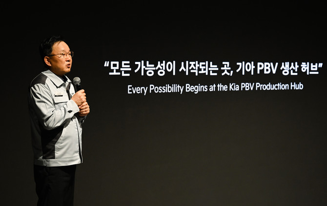 기아 PBV 생산 허브 테크 데이에서 오토랜드 화성 공장장 소득영 전무가 발표하는 모습. ⓒ 기아