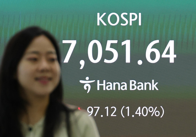 9일 서울 중구 하나은행 딜링룸 현황판에 코스피 등이 표시돼 있다. ⓒ 연합뉴스