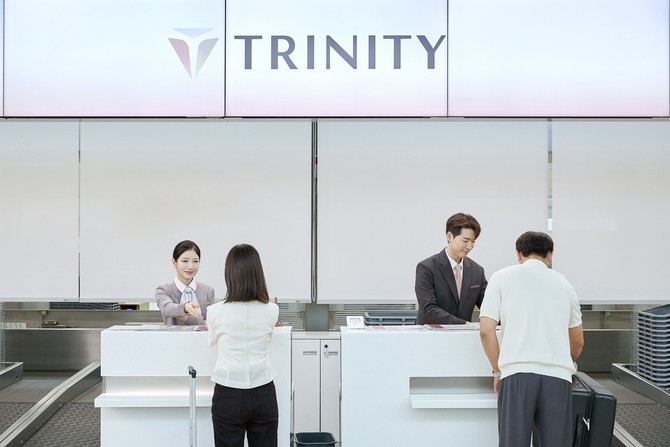 트리니티항공 직원들이 새로운 CI를 적용한 인천국제공항 탑승 수속 카운터에서 고객을 맞이하고 있다. ⓒ 트리니티항공