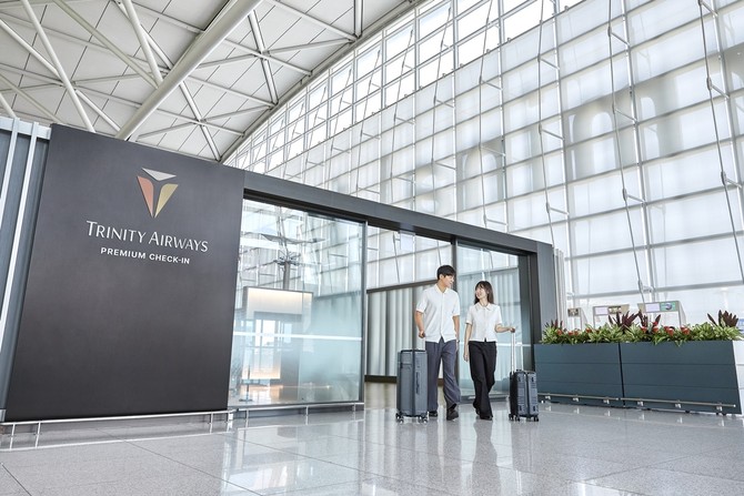 탑승 고객들이 트리니티항공의 새로운 CI가 적용된 인천국제공항 프리미엄 체크인 카운터를 이용하고 있다. ⓒ 트리니티항공