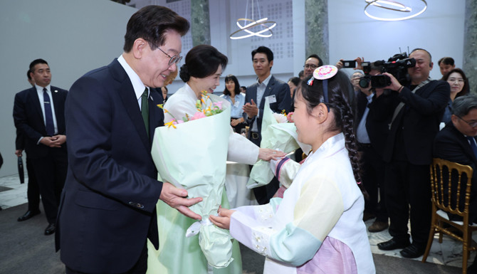 이 대통령과 김혜경 여사가 프랑스 파리 한 호텔에서 열린 동포 오찬간담회에서 화동들과 인사하고 있다. ⓒ 연합뉴스
