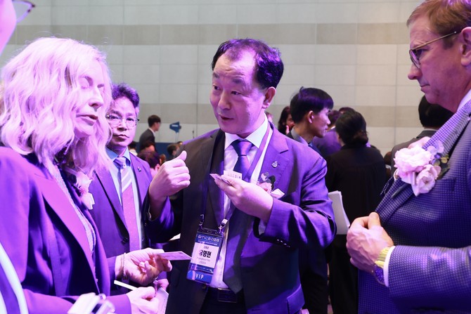유명현 산청군수가 국제관광 투자유치 설명회에서 체류형 한방·항노화 외교를 하고 있다. ⓒ 산청군