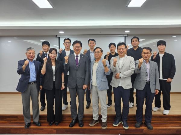 윤재웅 대구대 총장과 삼성전자 평택캠퍼스 주요 PM 3사 관계자들이 AI·반도체 인재 양성을 위한 협력을 다짐하며 기념촬영을 하고 있다. ⓒ 대구대학교