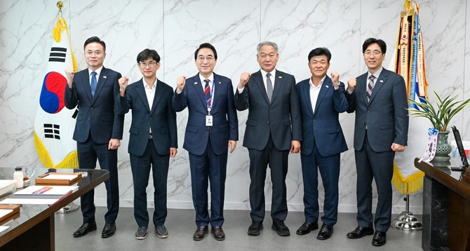 11일 군수 집무실에서 박수현 충남도지사와 조찬 간담회를 개최 후 박수현 지사 및 관계자들이 기념촬영을 하고 있다. ⓒ 부여군
