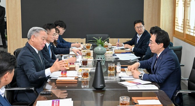 11일 군수 집무실에서 박수현 충남도지사와 조찬 간담회를 하고 있다. ⓒ 부여군