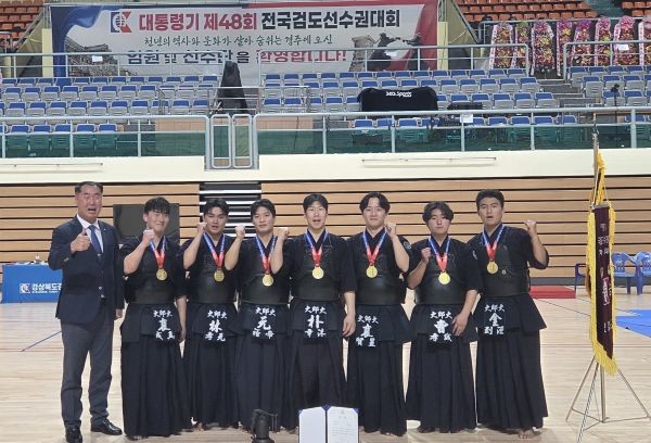 대구대학교 검도부 선수들이 '대통령기 제48회 전국검도선수권대회' 단체전에서 우승을 차지한 뒤 기념촬영을 하며 파이팅을 외치고 있다. ⓒ 대구대학교