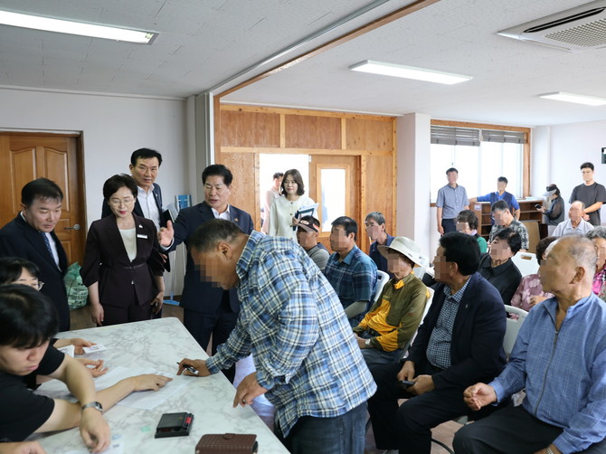 공영민 고흥군수가 14일 찾아가는 민생지원금 지급 현장을 찾아 군민들을 격려했다. ⓒ 고흥군