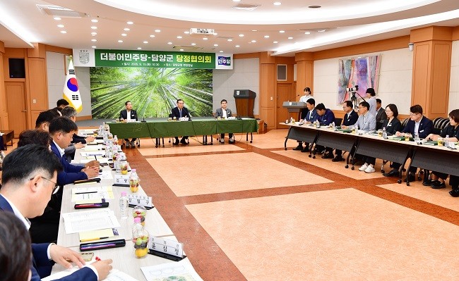 담양군은 15일 더불어민주당과 당정협의회를 열고 2027년도 국·시비 확보와 지역 핵심 현안 해결을 위한 공동 대응에 나섰다. ⓒ 담양군