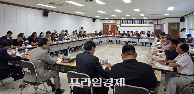 엄승용 보령시장이 15일 주산면 주민들과지역 현안에 대한 의견을 나누고 있다. =오영태 기자