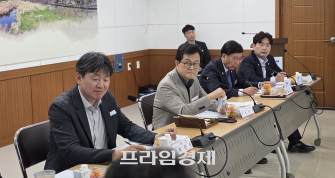 엄승용 보령시장이 15일 주산면을 찾아 주민들과 주차장 확충과 지역 문화유산 보존 방안 등을 논의하고 있다. = 오영태 기자