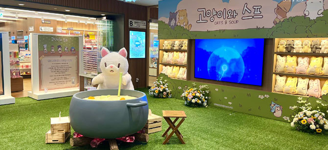 주말에는 '키키' 인형탈이 현장에 등장해 방문객들과 포토타임을 갖는다. ⓒ 네오위즈