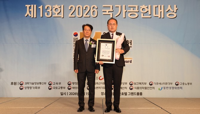 15일 '2026 국가공헌대상' AI 혁신 부문에서 과학기술정보통신부 장관상을 수상 후 기념촬영을 하고 있다. ⓒ 중부발전