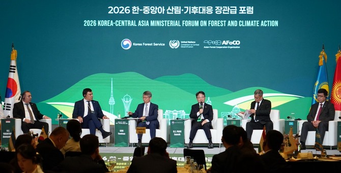 박은식 산림청장(오른쪽 세번째)이 14일 2026 한-중앙아시아 산림·기후대응 장관급 포럼에서 토론을 하고 있다. ⓒ 산림청